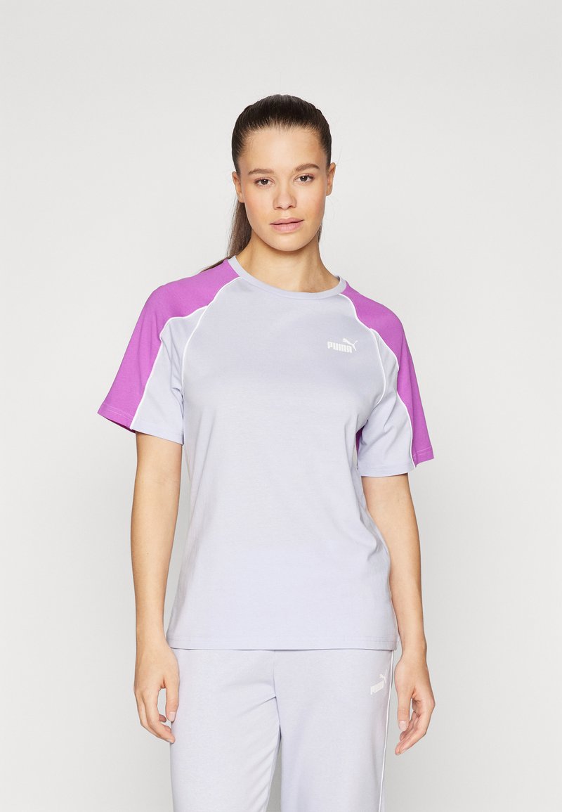 Ljuslila tränings-t-shirt med korta, lila ärmar. Har rund hals och en liten vit Puma-logga framtill. Slät tygkänsla.