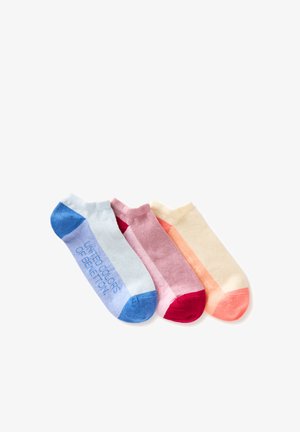 Drei Paar niedrig geschnittene Socken in Blau, Pink und Beige mit kontrastierenden Zehen und Fersen, eines mit der Aufschrift "United Colors of Benetton."