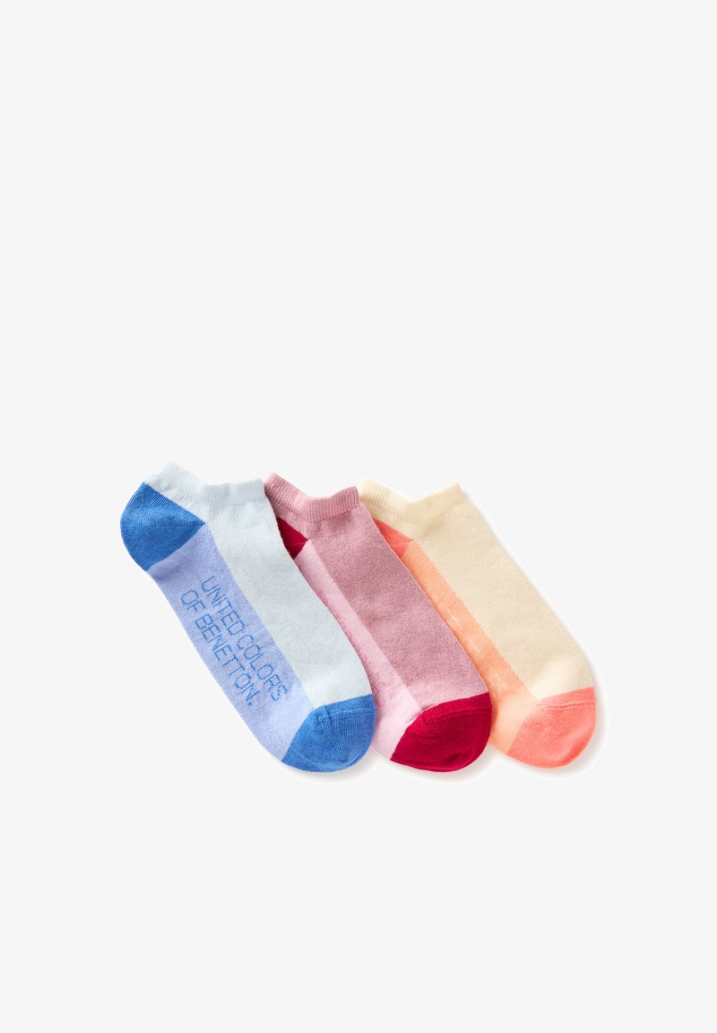 Drei Paar niedrig geschnittene Socken in Blau, Pink und Beige mit kontrastierenden Zehen und Fersen, eines mit der Aufschrift "United Colors of Benetton."