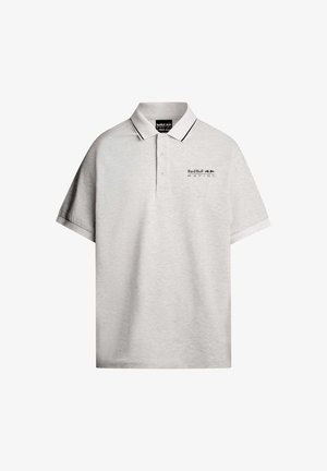 Šedé polo tričko s špicatým límcem, dvěma knoflíky a krátkými rukávy. Na levé straně má černé logo "Red Bull Racing".