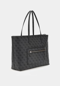 Geantă neagră tip tote, realizată dintr-un material texturat, având un buzunar frontal cu fermoar. Mâini duale și un model embosat pe întreaga suprafață. Formă rectangulară.