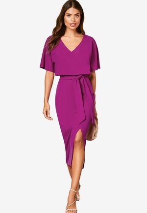 V NECK FLUTTER SLEEVE BELTED PETITE - Fodralklänning - pink
