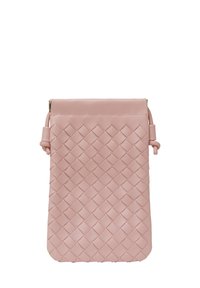 Clutch in pelle rosa intrecciata con finitura liscia, forma rettangolare, chiusura con zip superiore e un motivo decorativo intrecciato.