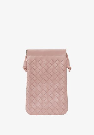 Clutch in pelle rosa intrecciata con finitura liscia, forma rettangolare, chiusura con zip superiore e un motivo decorativo intrecciato.