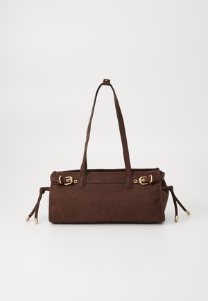 Bolsa tote de ante marrón con dos asas para el hombro, acentos de hardware dorado y lazos laterales ajustables. Cuenta con un cierre de cremallera y textura suave.