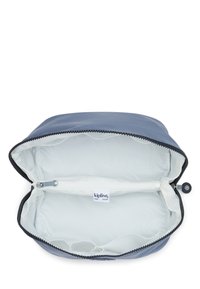 Funda con cremallera en azul marino con una textura suave y lisa; el interior forrado cuenta con un bolsillo con cremallera y una etiqueta de marca, diseñada para organizar pequeños artículos.
