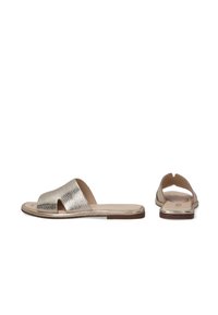 Metallic guld slide sandaler med en tekstureret overdel, åben tå-design og flad sål. Har en simpel, luftig silhuet og minimale detaljer.