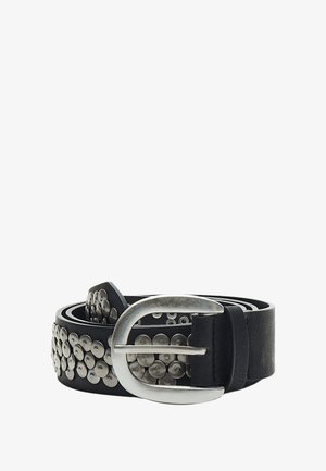 Ceinture en cuir noir avec des clous circulaires en argent sur un côté et une boucle métallique de forme arrondie. Détail de surface texturé.
