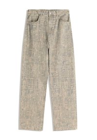 Bež ravne hlače s teksturiranim uzorkom mreže, gumbom sprijeda, patentnim zatvaračem i dva prednja džepa na bijeloj pozadini.