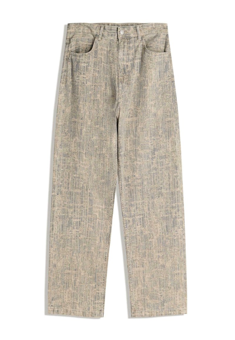 Bež ravne hlače s teksturiranim uzorkom mreže, gumbom sprijeda, patentnim zatvaračem i dva prednja džepa na bijeloj pozadini.