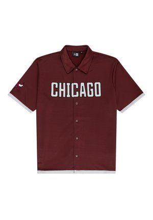 Bordo mygtukų marškiniai su užrašu "CHICAGO" baltos spalvos. Kairiajame rankovėje yra logotipas, o ant rankogalių – baltos detalės. Lygus paviršius.