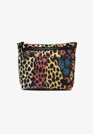Pestrofarebný leopardí vzorovaný obal vyrobený z textilu, s čiernym zipsom, bočnou kapsou a okrúhlym logom na prednej strane.