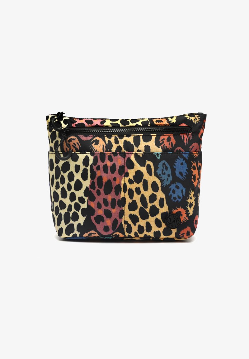 Daugiaspalvė leopardų rašto kišenė, pagaminta iš audinio, su juodu užtrauktuku, šonine kišenė ir apvali logotipo etikete ant priekio.