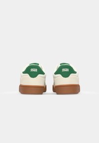 Weiße Sneaker mit grünen Akzenten, strukturiertem Rücken und Gummisohle. Mit Logodetail an der Ferse und abgerundeter Form.