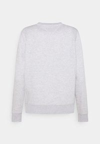 Felpa a maniche lunghe grigio chiaro con polsini e orlo a coste mostrata da dietro su uno sfondo bianco semplice.