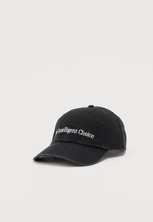 Čierna baseballová čiapka s bielym vyšitým textom „The Intelligent Choice“ na prednej strane, zobrazená na jednoduchom svetlom pozadí.