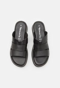 Sandales en cuir noir à glissière avec deux larges sangles croisées et un dos ouvert. Comprend une semelle intérieure rembourrée et une semelle en caoutchouc plate. Taille 37.