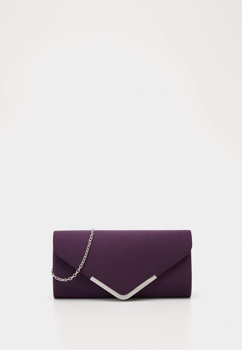 Pochette style enveloppe de couleur violet foncé avec fermoir en V argenté et bandoulière chaîne sur fond clair uni.