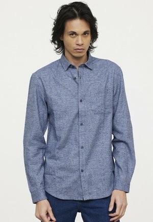 Blauwe, gestructureerde button-up shirt met een borstzak, lange mouwen en een standaard kraag. Voorzien van zwarte knopen en een relaxte fit.
