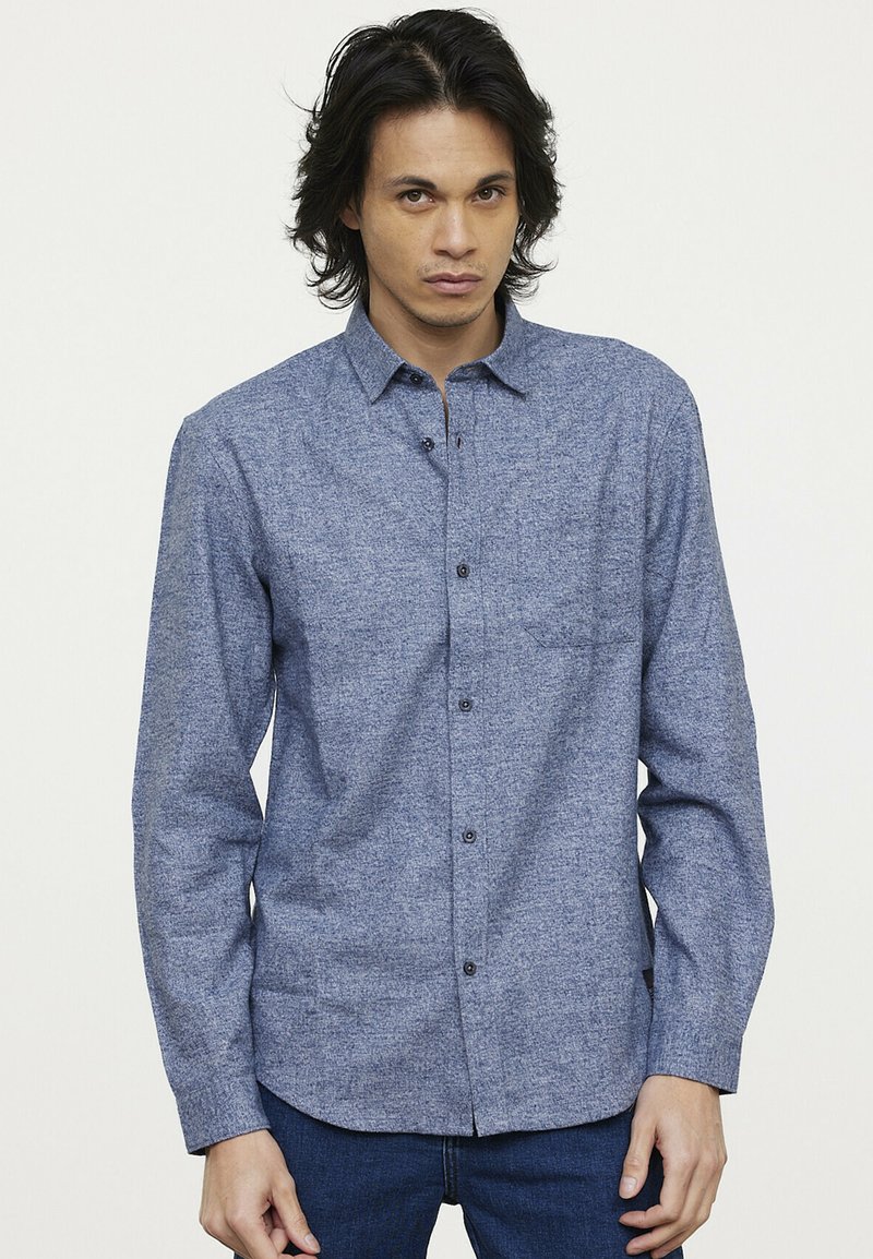 Blauwe, gestructureerde button-up shirt met een borstzak, lange mouwen en een standaard kraag. Voorzien van zwarte knopen en een relaxte fit.