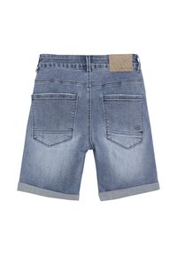Ljusblå denimshorts med uppvikt nederkant, med två bakfickor och en varumärkesetikett på midjebandet. Slät textur.