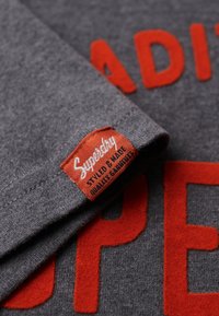 Superdry & Co WORKWEAR FLOCK GRAPHIC  - Camiseta estampada - granite grey marl