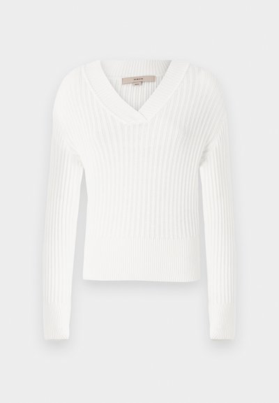 Maglione bianco a coste con scollo a V, maniche lunghe e design corto; presenta una finitura texture e polsini aderenti.