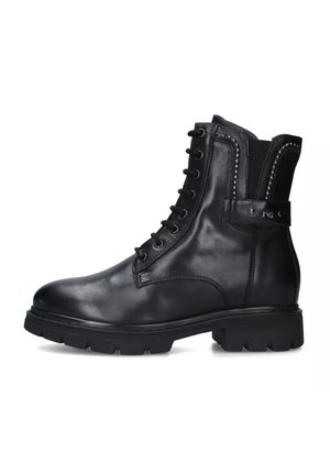 Zwarte leren enkelboot met een ronde neus, vetersluiting aan de voorkant, stevige zool en een geaccentueerde riem aan de zijkant met decoratieve stiksels.