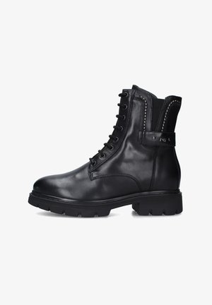 Zwarte leren enkelboot met een ronde neus, vetersluiting aan de voorkant, stevige zool en een geaccentueerde riem aan de zijkant met decoratieve stiksels.