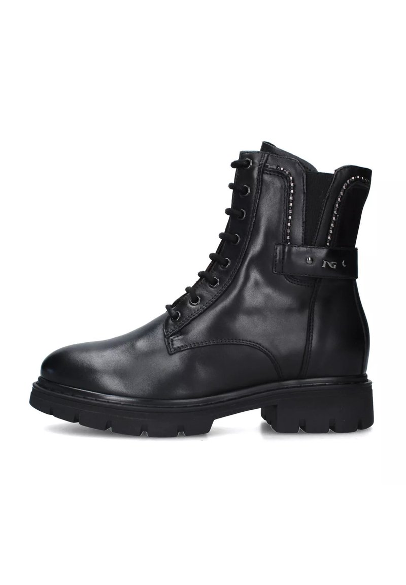 Bottine en cuir noire à bout rond, avec un laçage à l'avant, une semelle robuste et une sangle décorée sur le côté avec des coutures ornementales.