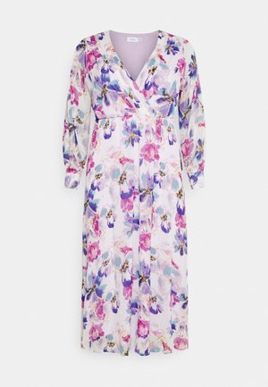 Sukienka midi z długim rękawem, dekoltem w serek, w stylu kopertowym, z wielokolorowym kwiatowym nadrukiem w odcieniach różu, fioletu, niebieskiego i bieli.