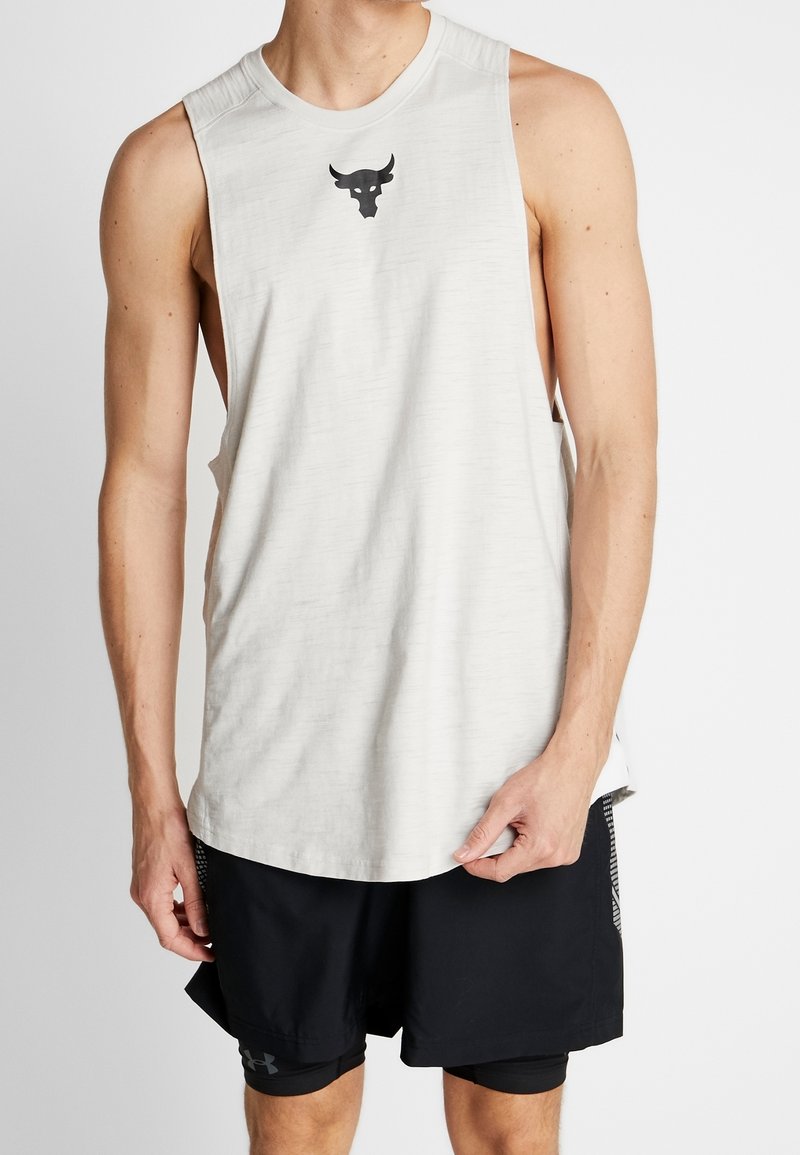 Top atlético sin mangas de color gris claro con escote redondeado y gráfico de un toro negro en el pecho, combinado con shorts negros con detalles de malla.