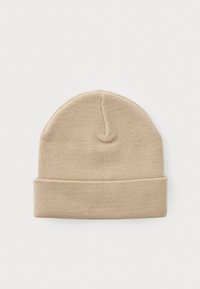 Bonnet en tricot beige avec revers, doté d'une texture douce et d'un design sans couture. Les matériaux offrent chaleur et confort.