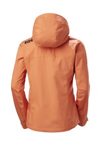 Oranje waterdichte jas met capuchon. Gladde textuur en aansluitend ontwerp. Voorzien van een logo op de linker schouder en een schone, eenvoudige achterkant.