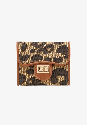 Kleine Geldbörse im Leopardenmuster mit gewebter Textur, ausgestattet mit braunen Ledeerakzenten und einem goldfarbenen Verschluss.