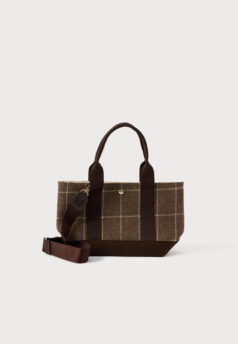 Καφέ καρό τσάντα ώμου με σκούρους καφέ λαβές και αποσπώμενο ιμάντα, τοποθετημένη σε λευκό φόντο.