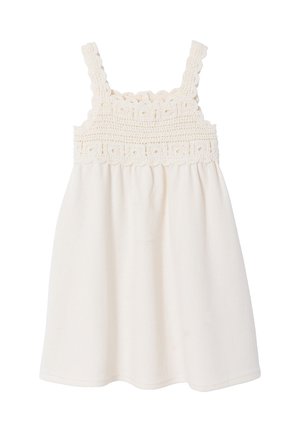 Weißes ärmelloses Kleid mit gehäkelten Blumenmotiven am Oberteil und an den Trägern, mit einem locker fallenden Rock.