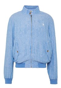 Ljusblå bomberjacka med vertikala vita ränder, dragkedja fram, två sidofickor och ribbade manschetter och nederkant. Mjuk tygtextur.