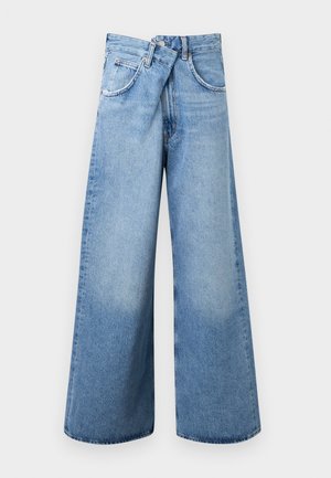 Lyseblå vidbenede denimjeans med høj talje, knaplukning og fem-lomme-design, vist fladt på en hvid baggrund.