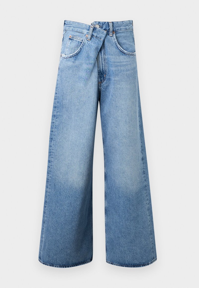 Jean en denim bleu clair à jambes larges, taille haute, fermeture par boutons, et conception à cinq poches, présenté à plat sur un fond blanc.