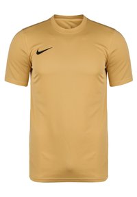 T-shirt Nike a maniche corte di colore oro realizzato in tessuto leggero e morbido. Presenta un logo Nike nero sul lato sinistro del petto e un collo a giro.