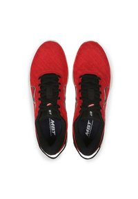 Rote Sportschuhe aus Mesh-Gewebe, schwarze Schnürsenkel und eine gepolsterte Sohle. Verfügt über ein Logo in der Nähe der Zunge und reflektierende Akzente.