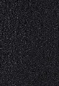 Tessuto di denim scuro caratterizzato da una superficie liscia con una leggera lucentezza. Il motivo della trama è caratterizzato da una struttura diagonale fine e compatta.