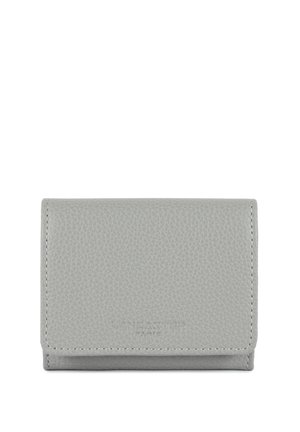 Portefeuille en cuir gris avec une surface texturée, design plié en deux et bords cousus. Comprend le nom de la marque en relief sur le devant.