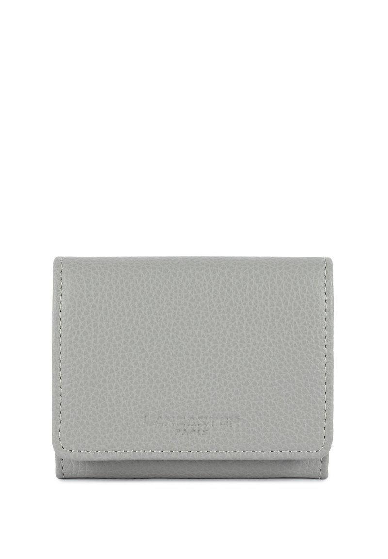 Portafoglio in pelle grigia con superficie texturizzata, design a due pieghe e bordi cuciti. Presenta il nome del marchio impresso davanti.