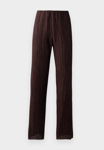 Pantalons marron à large jambe avec une texture plissée, taille haute et design fluide. Fabriqués en tissu léger. Aucun fermoir visible.