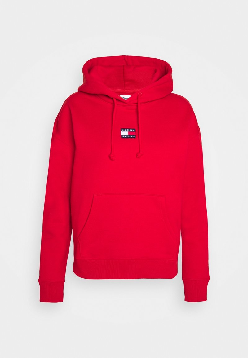 Sweat à capuche rouge avec poche devant, capuche réglable par cordon, poignets et ourlet côtelés, et petit logo "Tommy Jeans" sur la poitrine.