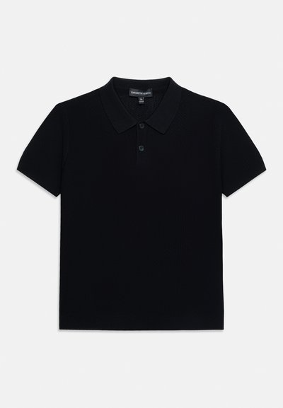 Μαύρο πόλο με κοντά μανίκια, δύο κουμπιά και γιακά, τοποθετημένο επίπεδα σε λευκό φόντο.