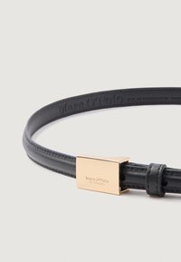 Schwarzer Ledergürtel mit glatter Oberfläche und einer rechteckigen Schnalle aus goldfarbenem Metall. Graviertes Logo-Detail sowohl am Gürtel als auch an der Schnalle.