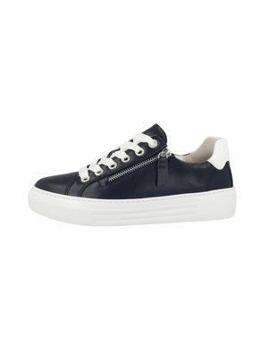 Sneaker en cuir noir avec lacets et semelle blanche. Doté d'une fermeture éclair sur le côté, d'un bout rond et d'une texture lisse. Les accents comprennent un talon contrastant.